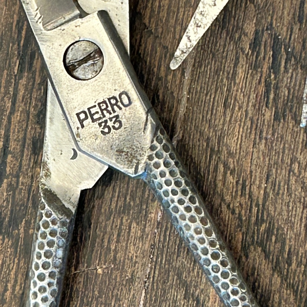 Three Vintage Barber Shears - Picture 7 of 9